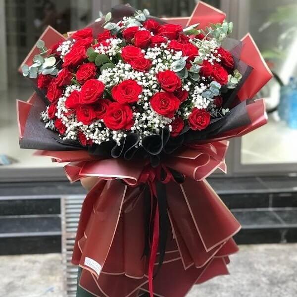 Hoa hồng đỏ – Biểu tượng tình yêu nồng cháy trong hội họa